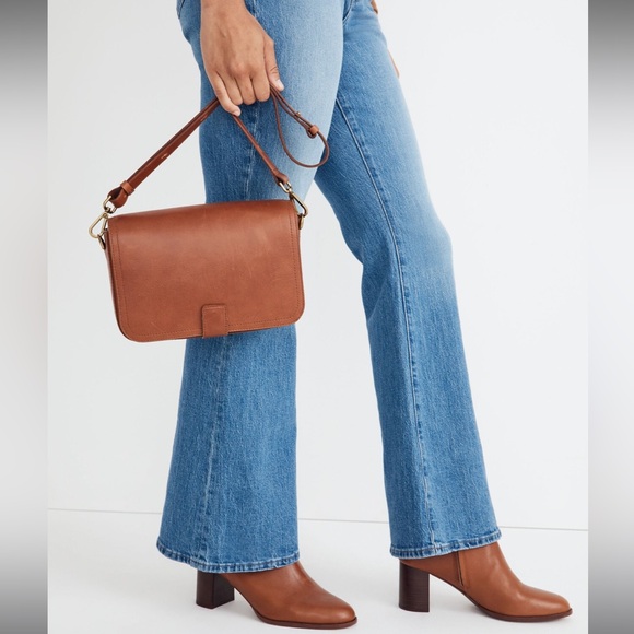 Madewell - The Transport Flap Shoulder Bag in English Saddle - Picture 2 of 9